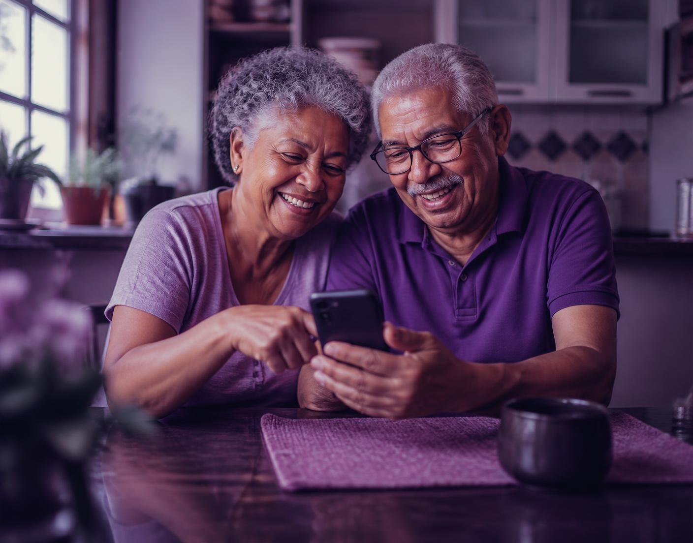 Casal de aposentados consultando a simulação de crédito no celular
